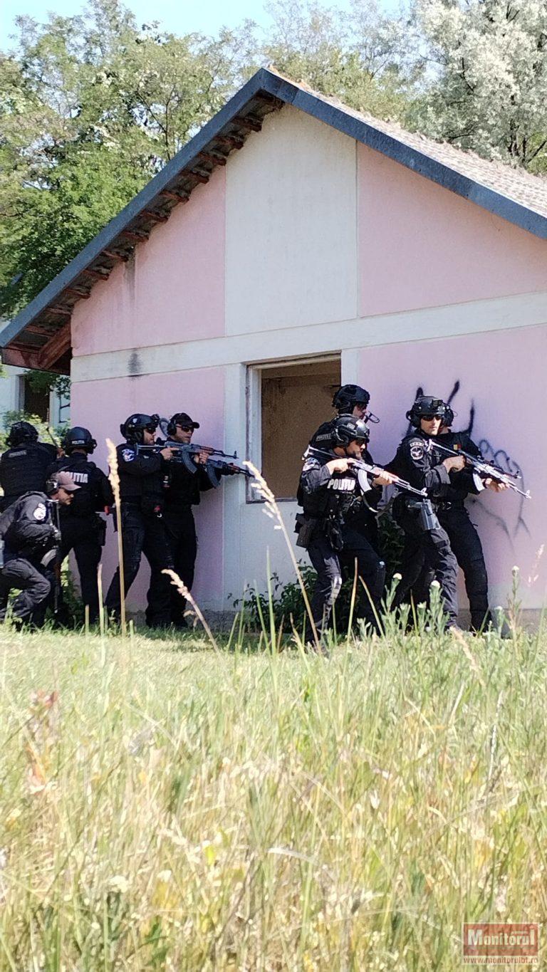 Desfășurare impresionantă organizată în Tabăra Air Soft „Codrii de Aramă”. Aproape 100 de polițiști au fost angrenați în exercițiu. (VIDEO)