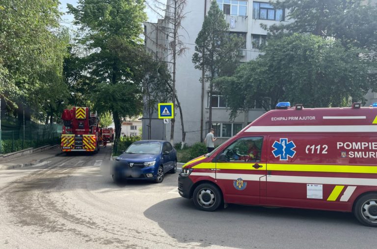 Atac de panică din cauza unui incendiu izbucnit pe balcon. Proprietara a avut nevoie de îngrijiri medicale