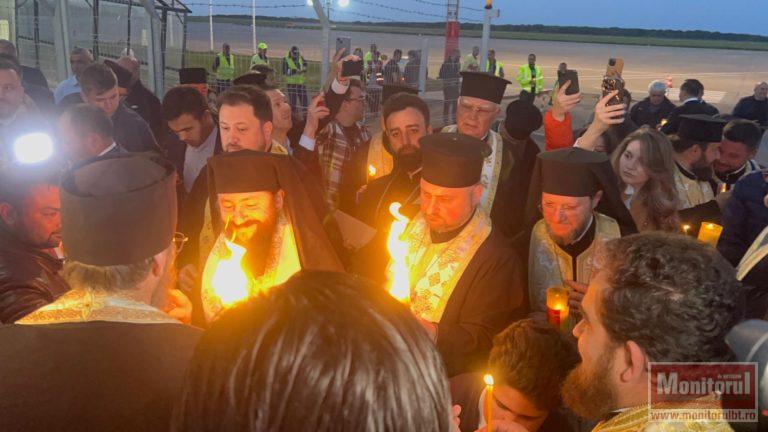 Lumina Sfântă a ajuns pe aeroportul Suceava. Preoții o vor aduce la Botoșani (video)