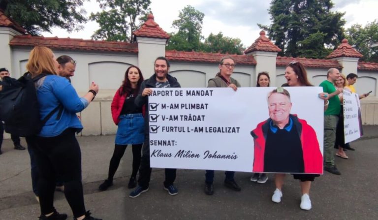 Flashmob la Cotroceni, organizat de „Corupția ucide”, după ce Klaus Iohannis a promulgat legea care îi scapă de sancțiuni pe evazioniști