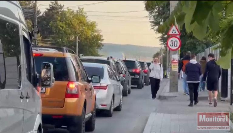 Trafic îngreunat de botoșănenii care au luat cu asalt festivalul de la Cornişa (video)
