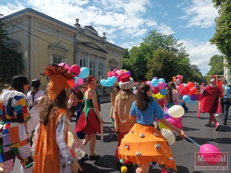 MONITORUL VIDEO: Carnaval al personajelor de poveste organizat pe străzile municipiului