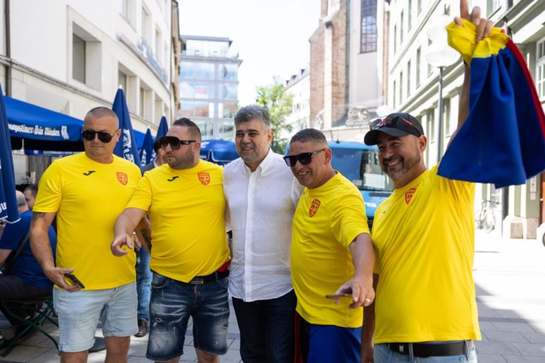 Ciolacu, trimis să-și ia bacu’: val de ironii după ce Guvernul României a postat, pe Instagram, imagini cu premierul la meciul România-Slovacia