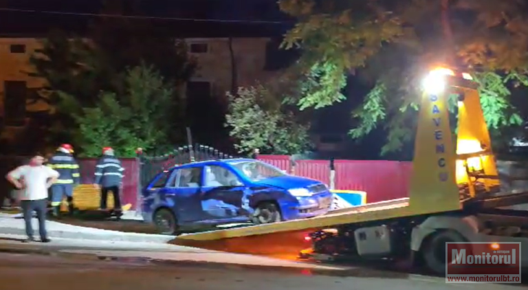 Maşini distruse într-un accident provocat de o şoferiţă neatentă (VIDEO)