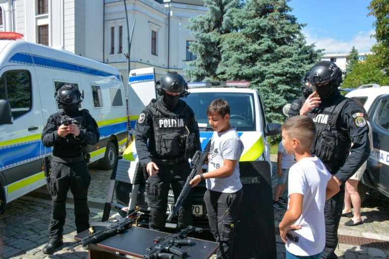Copilărie în siguranță. Pompierii, polițiștii, jandarmii și grănicerii sărbătoresc 1 Iunie cu demonstrații spectaculoase și ateliere pentru cei mici