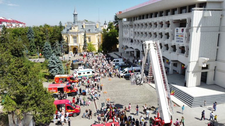 Sute de copii au sărbătorit alături de pompieri, de ziua lor (VIDEO)