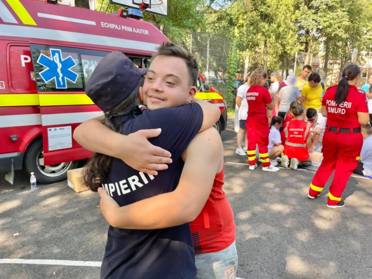 Îmbrățișări pentru pompierii botoșăneni de la copiii cu dizabilități