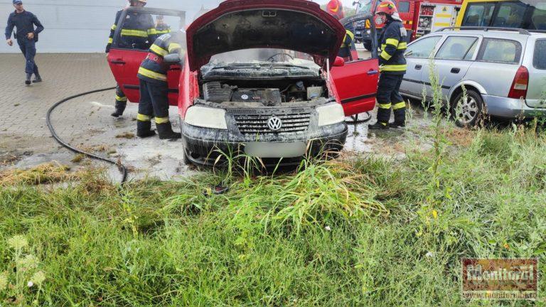 Mașină distrusă de flăcări într-un service din județ
