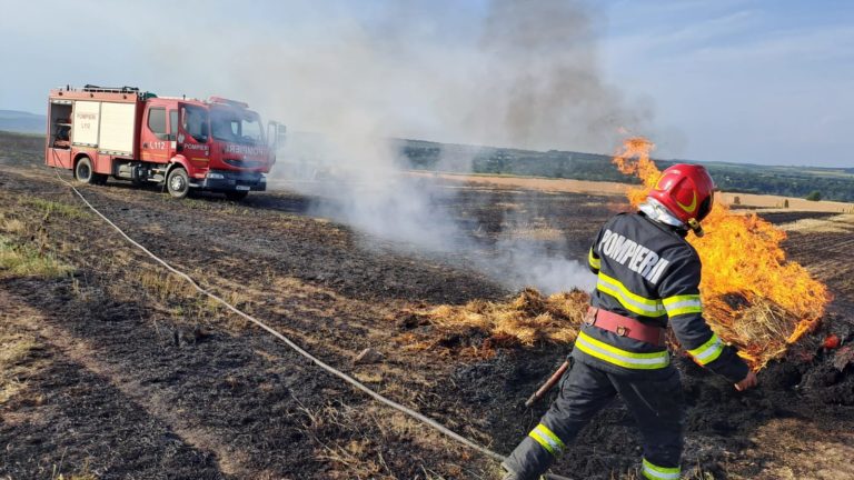 Recolte transformate în scrum. Utilajele vechi incendiază câmpurile (VIDEO)