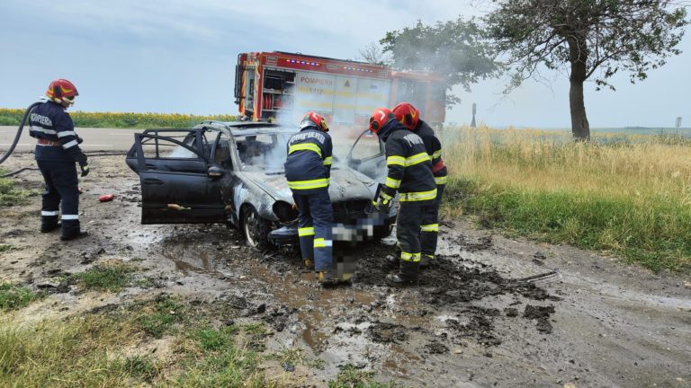 Mașină în flăcări pe un drum național. Ocupanții autoturismului au scăpat cu viață (VIDEO)