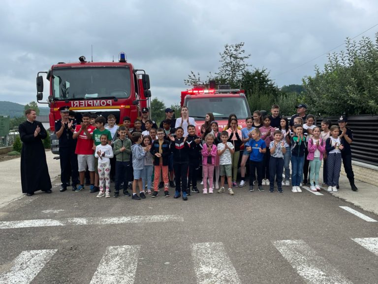 Activitate la școala de vară, alături de pompieri
