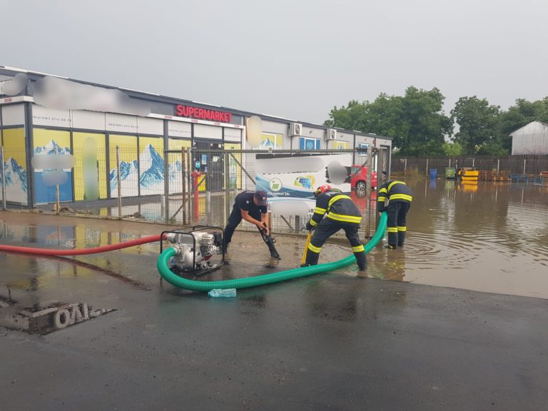 Supermarket inundat după ploile torențiale de miercuri
