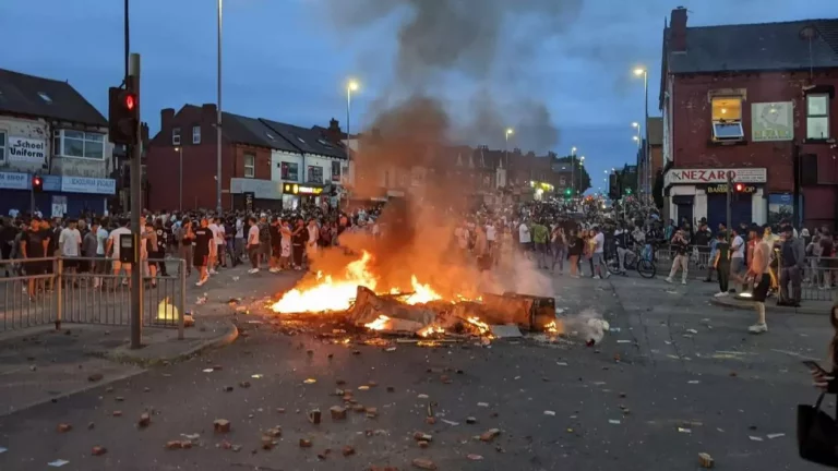 Revoltă în Leeds, după ce autoritățile britanice au încercat să preia copiii unei familii de români (video)