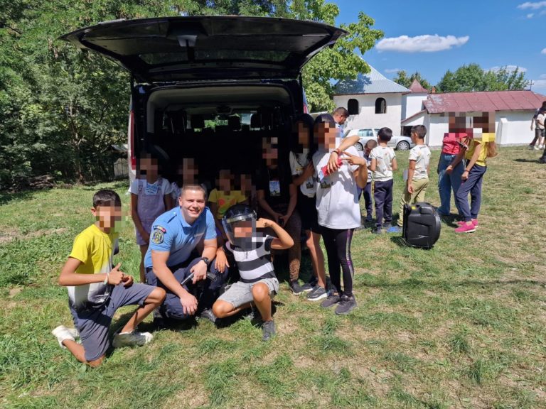 Tabăra din pridvorul satului. Lecții de siguranță cu jandarmii botoșăneni