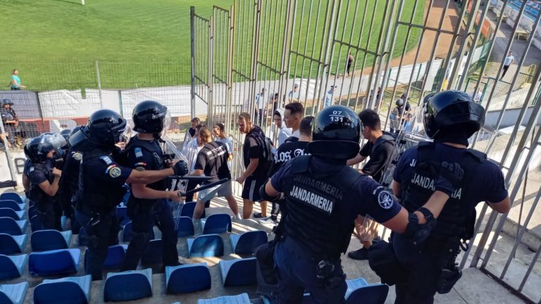 Imagini incredibile pe stadion. Ce au făcut jandarmii (VIDEO)