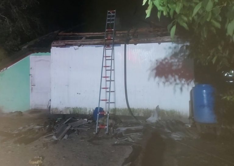 Bărbat salvat de pompieri dintr-o casă cuprinsă de flăcări