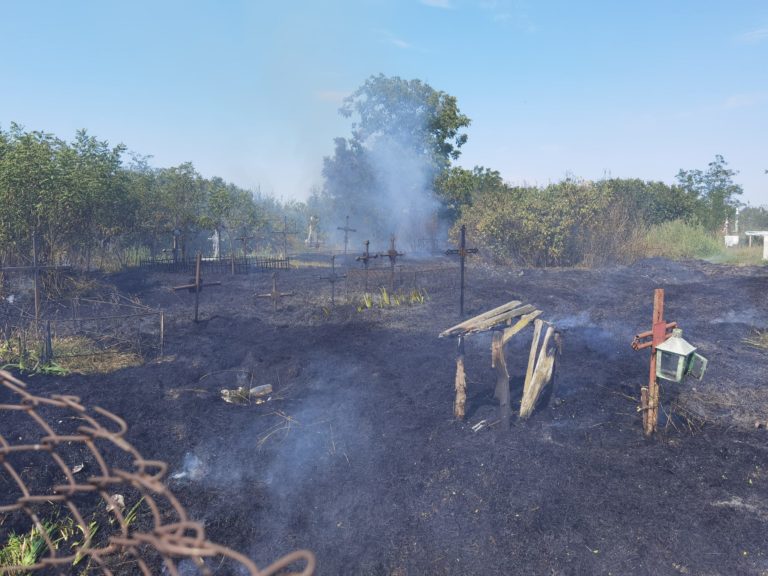 Incendiu într-un cimitir din județ. Atenție la lumânările aprinse