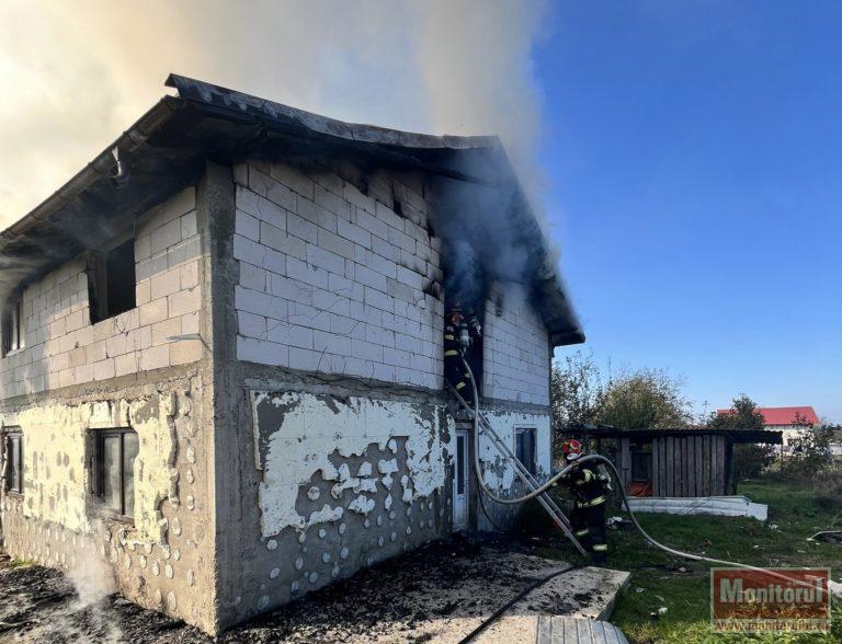 Casă mistuită de un incendiu devastator