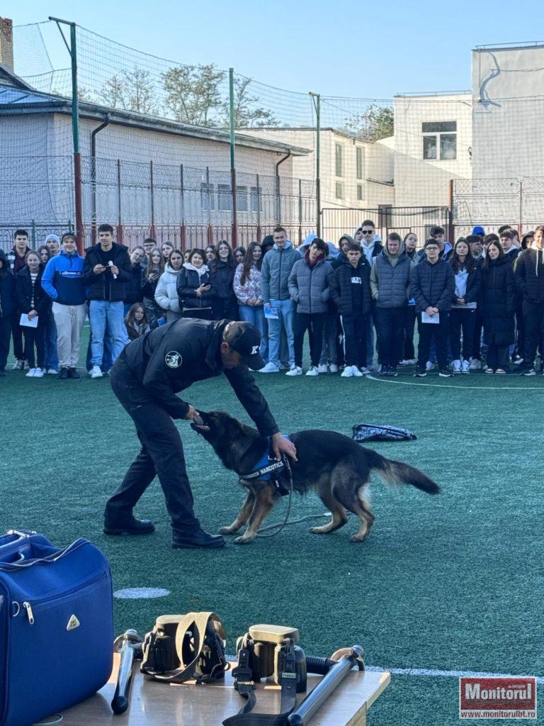 Școala Altfel cu polițiștii de la Protecția  Animalelor