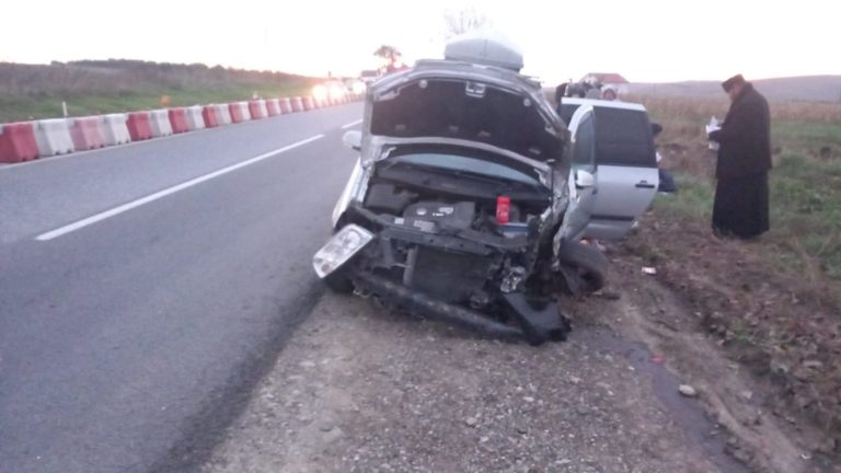 Accident grav, după ce un preot ar fi adormit la volan