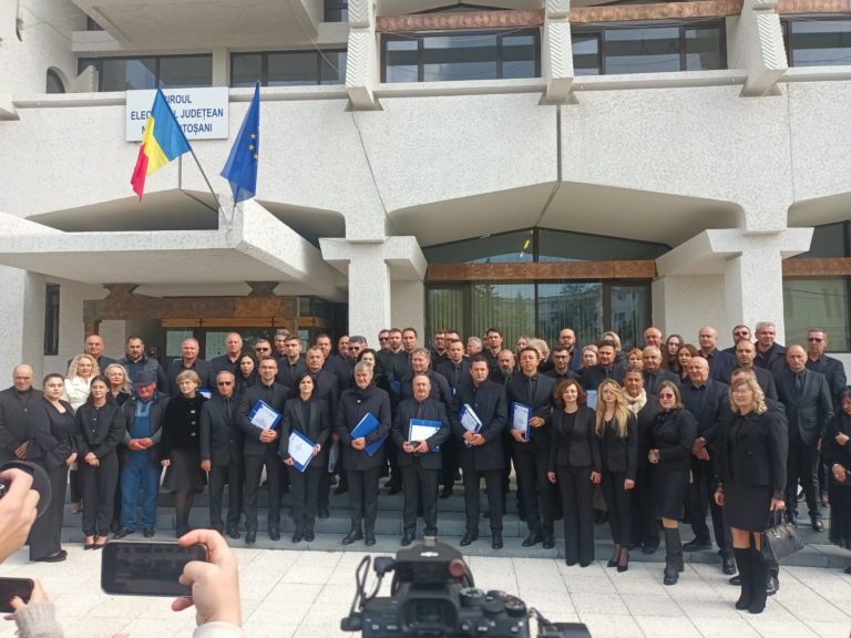 Liberalii botoșăneni au depus candidaturile pentru Parlament în ținută de doliu (video)