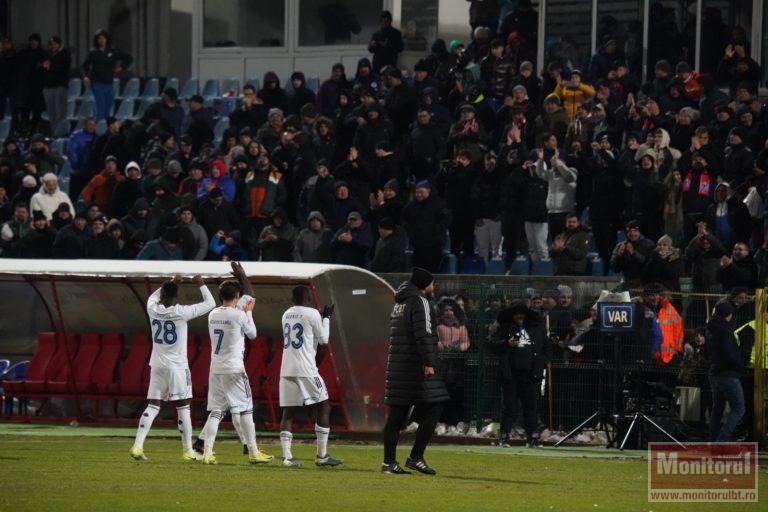 Jucătorii FC Botoșani, aplaudați la scenă deschisă (VIDEO)