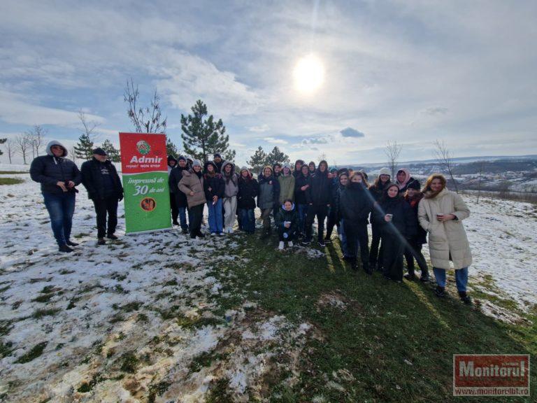 „Tinerii sădesc viitorul” a ajuns la a patra ediţie. Pomi plantaţi pe versantul de la Cornişa