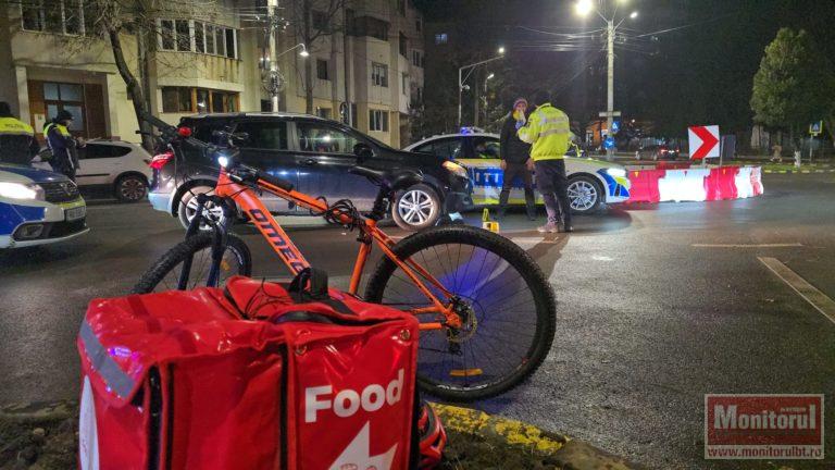 Livrator pe bicicletă luat pe capotă de un SUV (VIDEO)