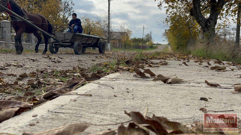 Piste de bicicletă într-un sat cu drumuri fără asfalt (VIDEO)