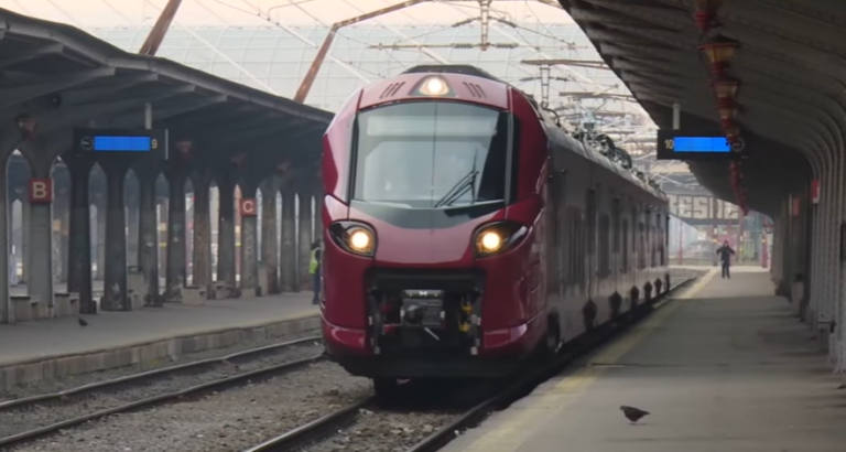 Noul tren electric s-a defectat la doar o zi după ce a fost inaugurat cu fast