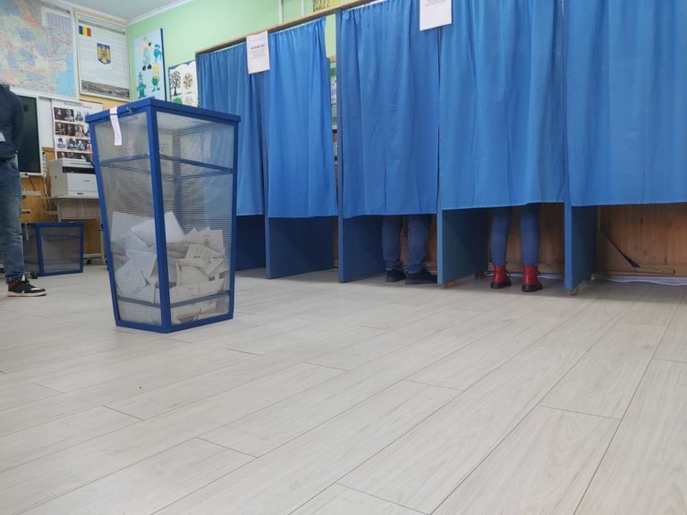 Botoșănenii ies la vot. Prezență mai mare în mediul rural și interes crescut din partea femeilor