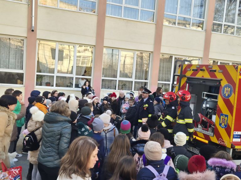 Pompierii, prietenii copiilor. Întâlniri zilnice cu sute de elevi