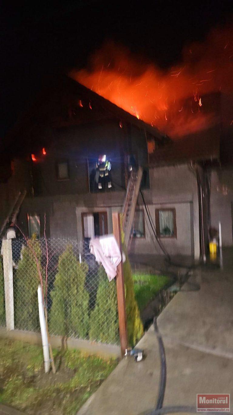 Au rămas fără acoperiș deasupra capului după un incendiu