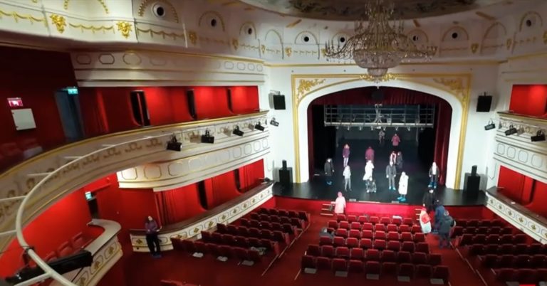 Gafă la reabilitarea teatrului. O parte dintre spectatori riscă să nu poată vedea scena