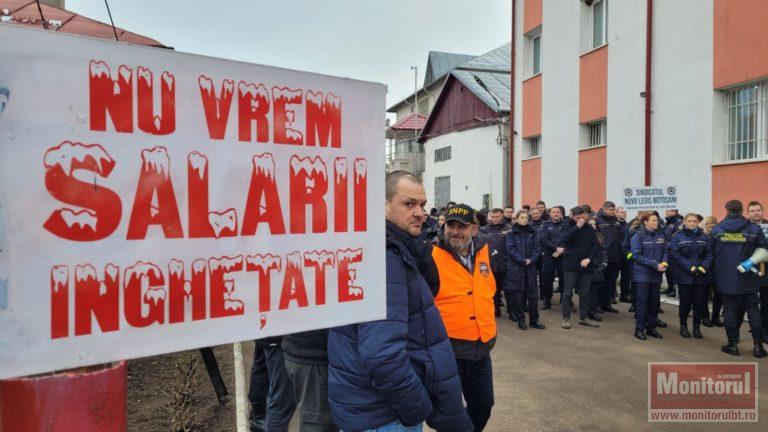 Protest URIAȘ în fața penitenciarului. Sindicaliștii din Ordine Publică și Siguranță Națională au declarat război Guvernului (VIDEO)