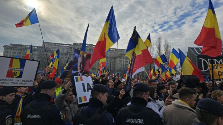 Protest la Palatul Parlamentului: se cere revizuirea deciziei privind anularea turului I al alegerilor prezidențiale