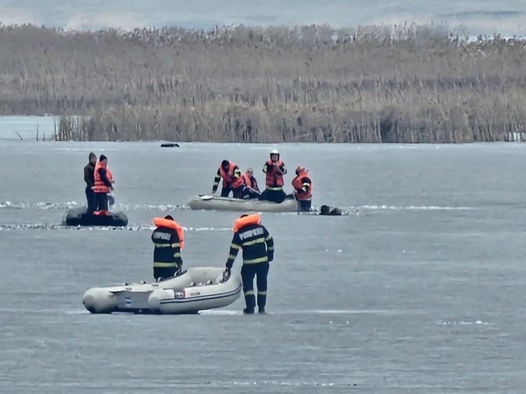 Pescari căzuți în apa înghețată. Intervin pompieri din două județe (video)