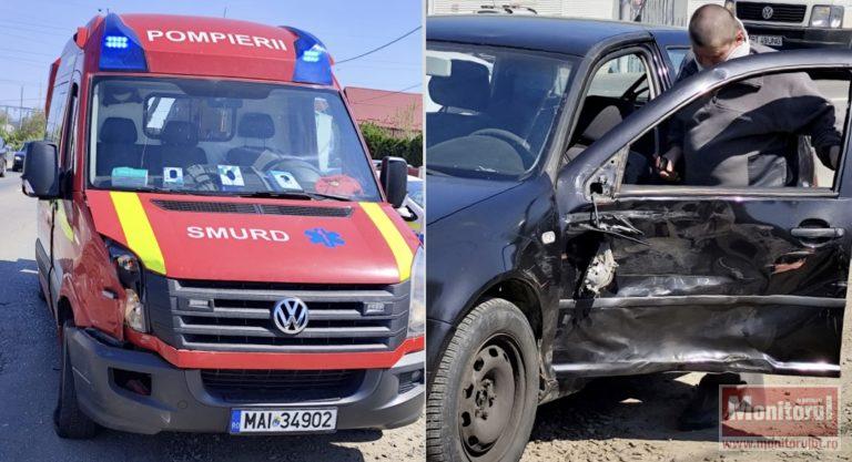 Ambulanţa SMURD cu medic, implicată într-un accident rutier (VIDEO)