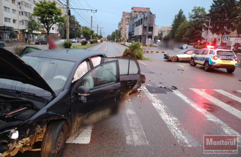 Mașini făcute praf după o “cascadorie” din cauza vitezei. O persoană a ajuns la spital