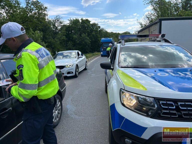 Depășire cu ghinion. Doi șoferi au greșit flagrant, chiar sub ochii polițiștilor (VIDEO)