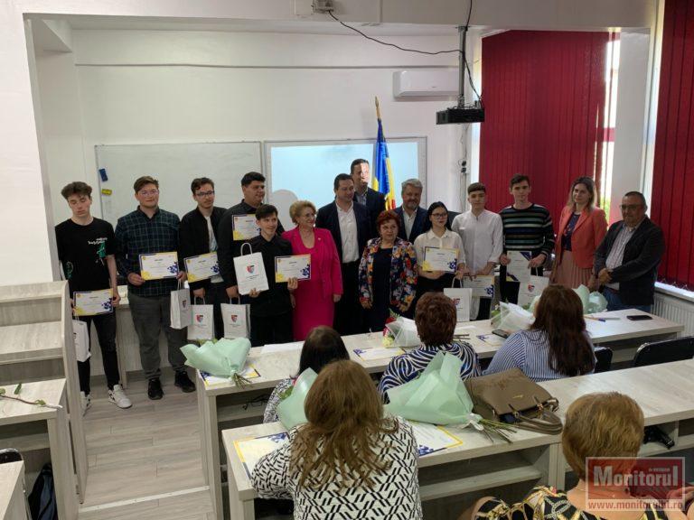 Colegiul Economic dă campioni. Doi elevi merg la etapa națională a Concursului de educaţie financiar-contabilă
