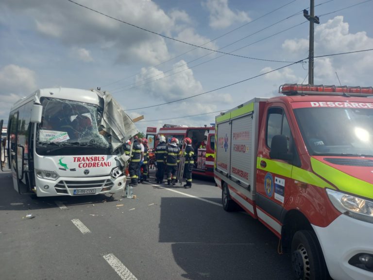 29 de victime, dintre care 7 în stare gravă după un impact violent între autocar și camion (VIDEO)