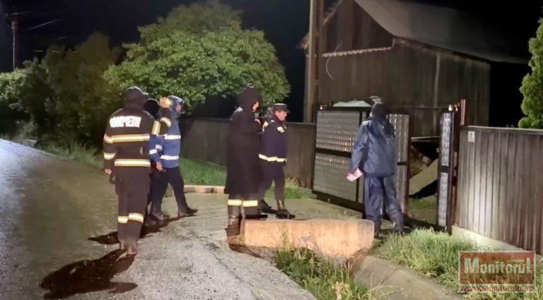 Oameni avertizați în toiul nopții de furia apelor. Autoritățile merg din poartă în poartă (VIDEO)