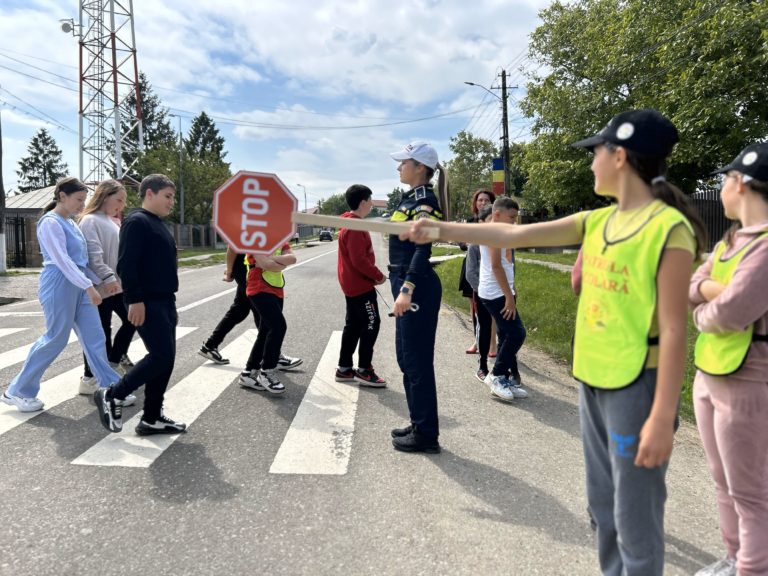 Micii polițiști din Românești au dat startul „Săptămânii Siguranței Rutiere”. Lecții de civism pentru un trafic mai sigur