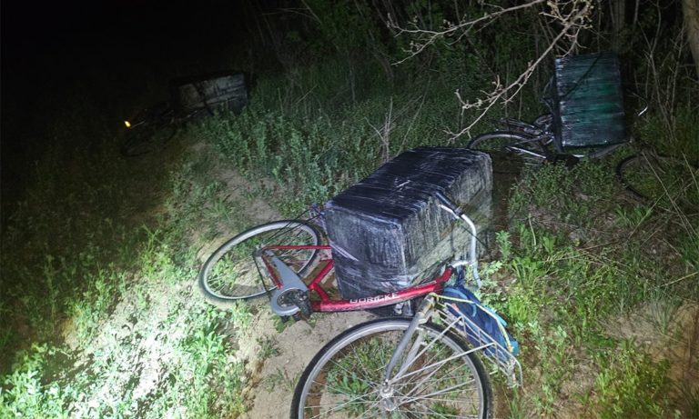 Contrabanda pe două roți. Traficanții transportă țigări cu bicicleta la granița cu Moldova
