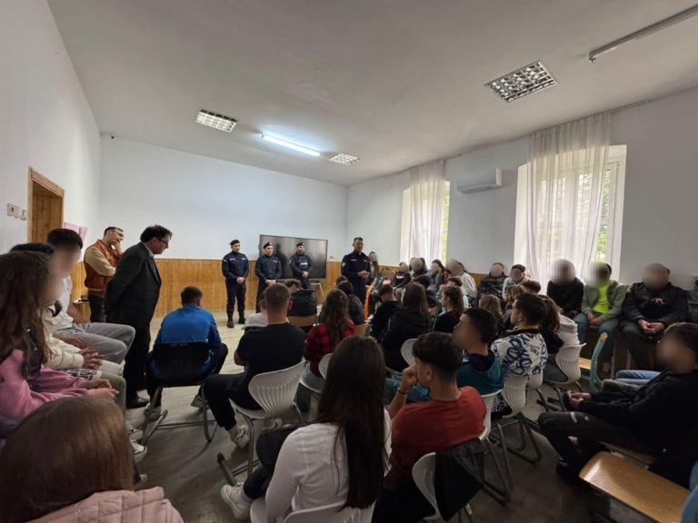 Dezbateri între elevi și jandarmi despre pericolele drogurilor, bullying și șansa unei cariere militare