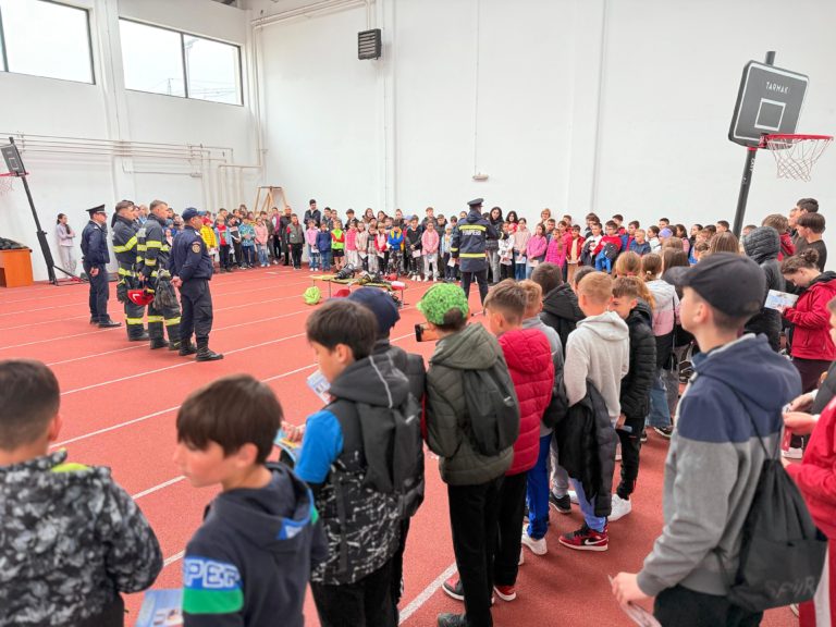 Pompierii din Botoșani, în mijlocul elevilor. „Să învățăm să fim în siguranță!”