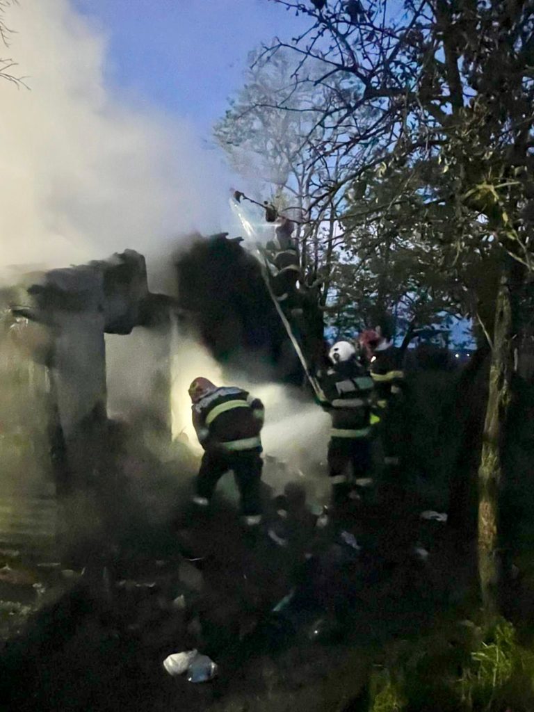 Incendiu la un pas de tragedie în Tudor Vladimirescu. Femeie de 91 de ani salvată la timp de vecini