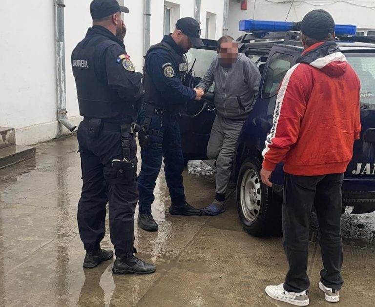 Bărbat cu dizabilități ajutat de jandarmi să revină la centrul de asistență (VIDEO)