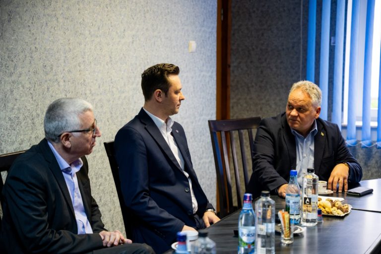 „Fără date corecte, deciziile nu stau în picioare” – prefectul Dan Nechifor, la întâlnirea cu șefii Statisticii